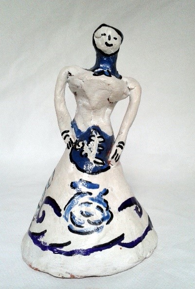 Mujer con decoración inspirada en la cerámica de Talavera de la Reina (Toledo).