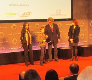 Aldo Abril Badenas (11 años) al recibir el Premio del Festival PLURAL+ 2014, Organizado por Naciones Unidas (Fuente: Taller Telekids).