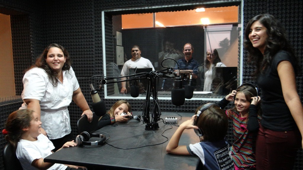 Los niños de la radio (Fuente: Universidad Nacional de Rosario, Argentina)